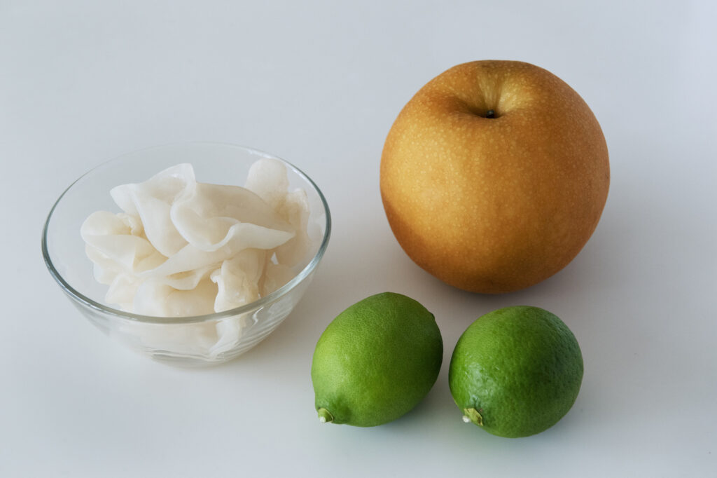 大玉の梨は〈川添果樹園〉の新高梨。この果樹園ではさまざまな品種の梨を栽培しており、お正月くらいまで入手が可能。美容と健康にいい白いきくらげは〈グレイスファーム〉の白美茸、青いサマーレモンは〈シトラスプラス〉のもの。