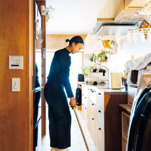 TIPS21 床拭きは 通りすがりに済ませる。整理収納コンサルタント、本多さおりさんの、 少ないアクション、思いつきで掃除しやすい台所。