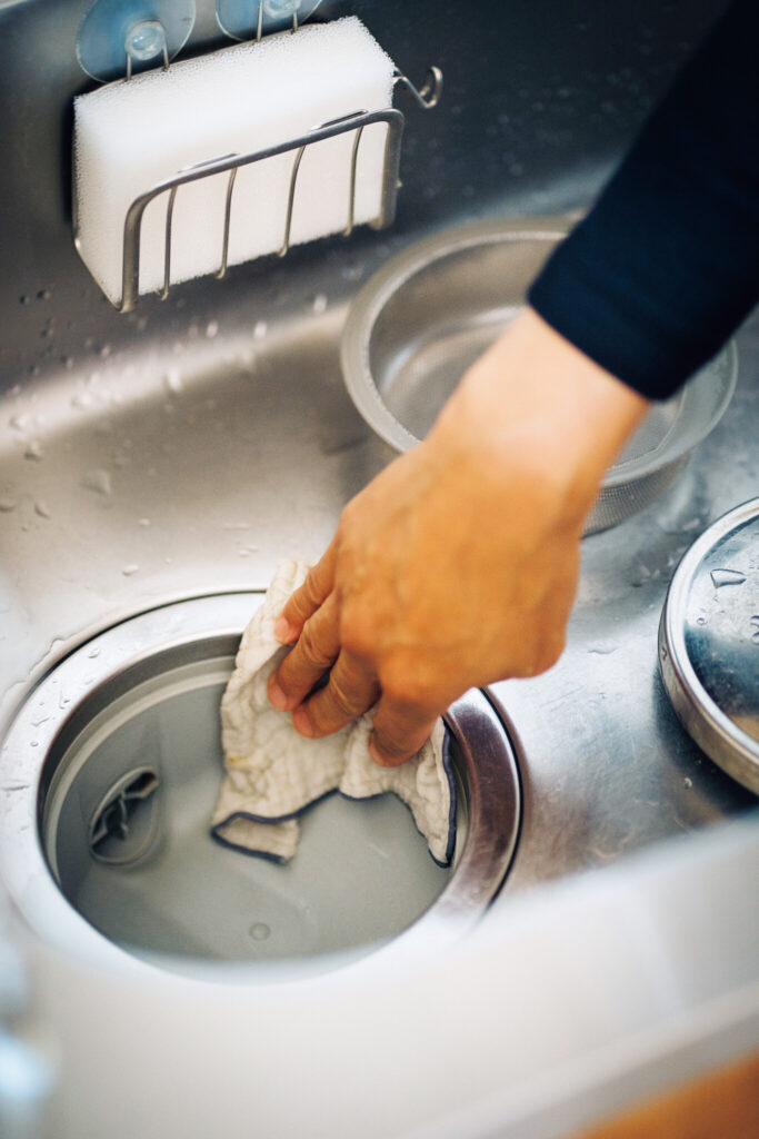 TIPS26 排水口は拭き掃除の ついでにウエスで。整理収納コンサルタント、本多さおりさんの、 少ないアクション、思いつきで掃除しやすい台所。
