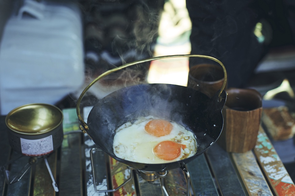 目玉焼きは昔ながらの「打ち出し製法」で作られた鉄鍋で。扱いやすいよう、岡山の真鍮作家が手がける〈ルー〉の取っ手を付けた。