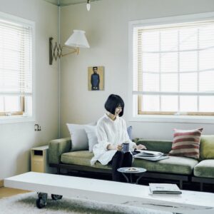 〈LOISIR〉デザイナー、前田敬子さんのコーヒーライフ。この時間が大切なインスピレーション源に。ロワズィール | 天井が高く、ゆったりとした空気が流れる前田敬子さん宅のリビング。