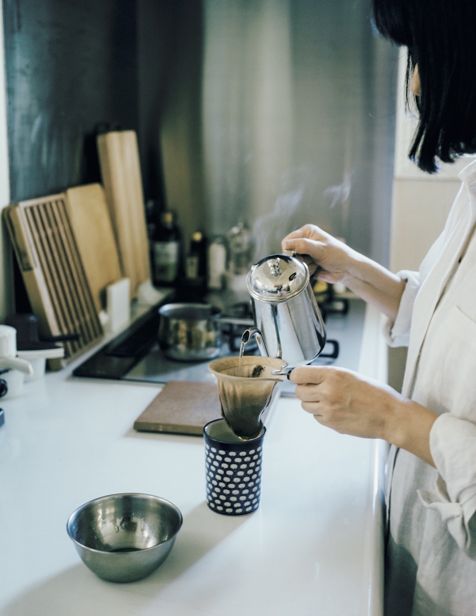 〈LOISIR〉デザイナー、前田敬子さんのコーヒーライフ。この時間が大切なインスピレーション源に。ロワズィール | 目盛りのついた小鍋で湯を沸かしたら〈カリタ〉の細口ポットへ。友人からプレゼントされたポーランド製のマグカップは、使い勝手に惚れて買い足すほどのお気に入り。