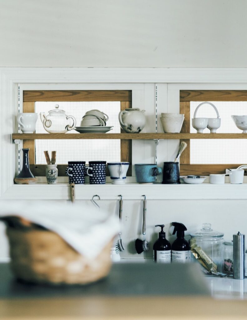 キッチンの窓辺には日常的によく使う器や道具が飾られている。