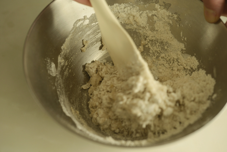 2.生地を作る。ボウルに粉と塩を入れ、ぬるま湯と米油を加えゴムベラでひとまとまりにする。