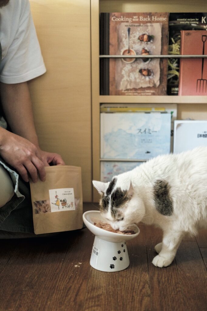 モーツァルトを聴かせながら熟成させた『金七商店』のクラシック節は愛猫も夢中。