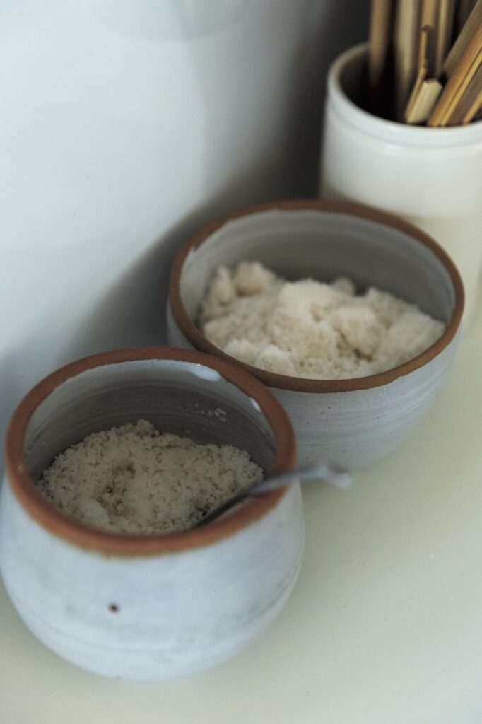 「粟國の塩」のほか、パスタの茹で湯や野菜の水出しに使う塩を常備。