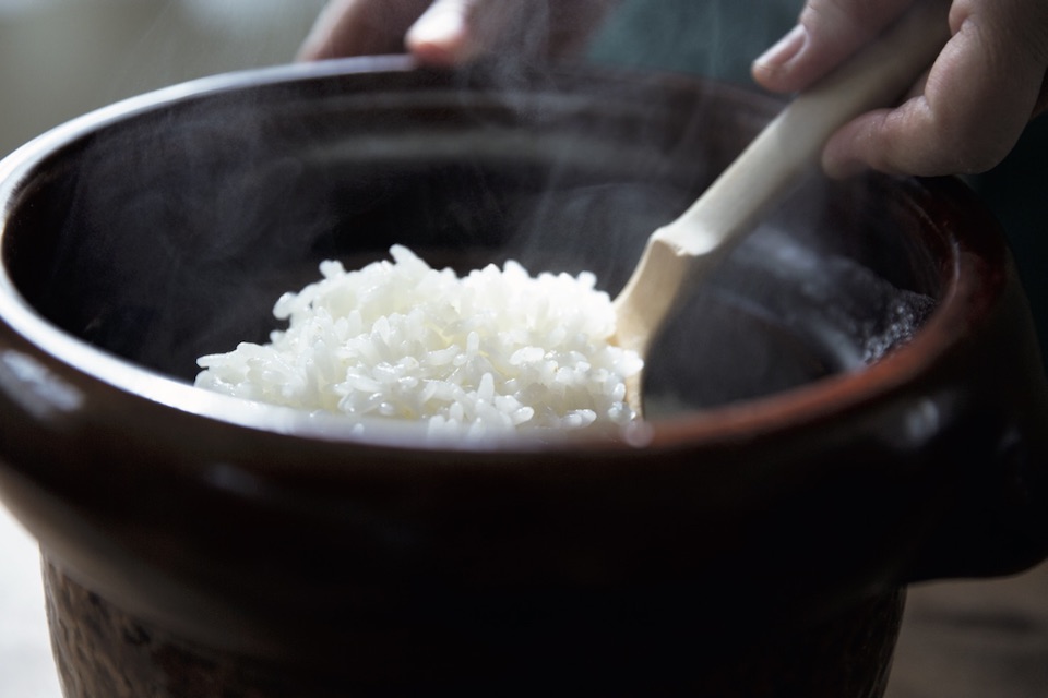 もちもちと炊き上がったご飯をひと口食べて惚れ込んだという「銀の朏」。甘味と旨味が詰まった大粒の米は、浸水不要で炊けるのもうれしいポイント。毎日の炊飯は、雲井窯の「御飯鍋」で。