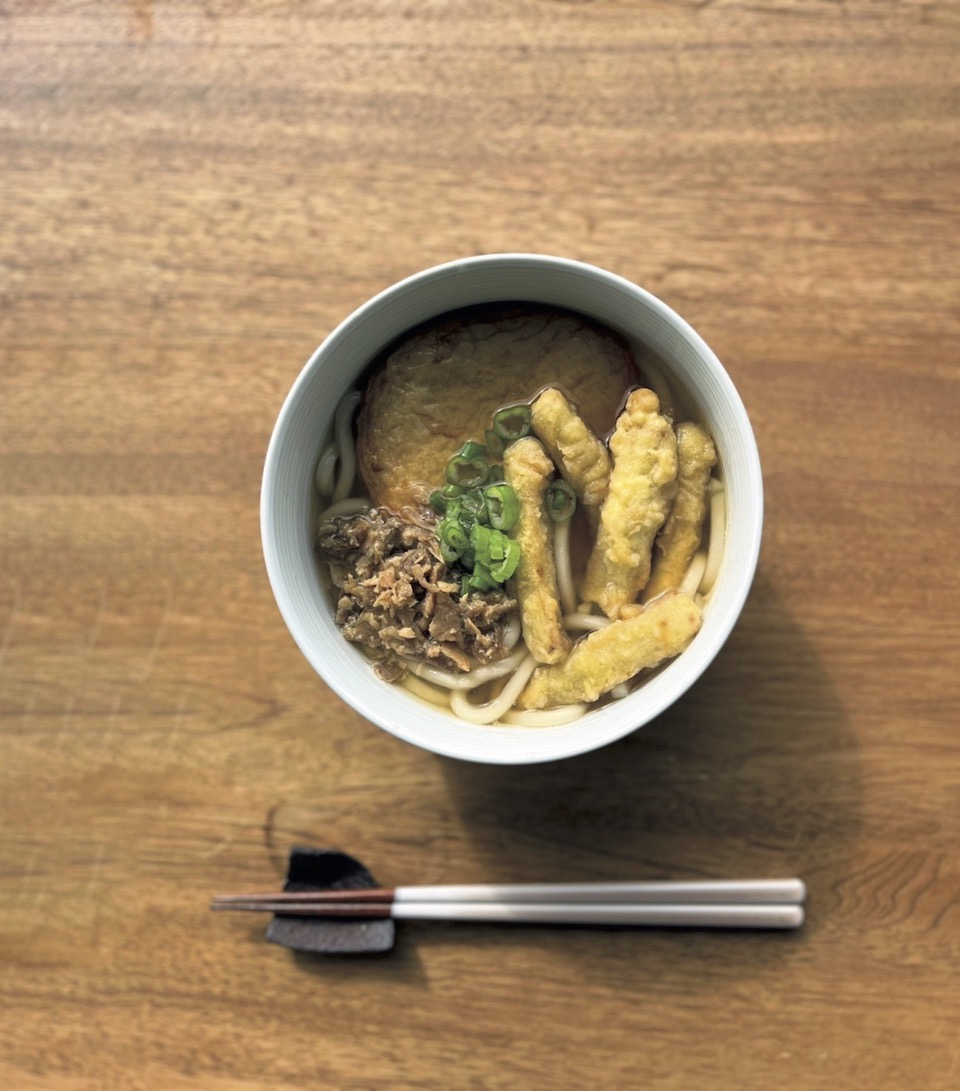 俳優、光石 研さんのお取り寄せ。食いしん坊32人がそっと取り寄せている、全国の名品。03創業から100年以上変わらない、特製かしわ肉と歯ごたえのある麺、少し甘めの出汁。かしわうどん (丸天・ごぼ天入り) 5人分 ￥2,300。https://tochikuken.shop | 創業から100年以上変わらない、特製かしわ肉と歯ごたえのある麺、少し甘めの出汁。かしわうどん（丸天・ごぼ天入り）5人分 ￥2,600。https://tochikuken.shop