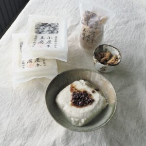 修復専門家・河井菜摘さんのお取り寄せ。食いしん坊32人がそっと取り寄せている、全国の名品。07柔らかい順に3種をアソートに。自然栽培大豆の小屋束豆腐セット4丁￥2,376。追加同梱できるおからのグラノーラも絶品。100ｇ ￥594。https://www.koyazuka-tofu.jp/ | 柔らかい順に3種をアソートに。自然栽培大豆の小屋束豆腐セット4丁￥2,376。追加同梱できるおからのグラノーラも絶品。100ｇ ￥594。https://www.koyazuka-tofu.jp/