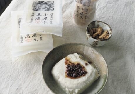 柔らかい順に3種をアソートに。自然栽培大豆の小屋束豆腐セット4丁￥2,376。追加同梱できるおからのグラノーラも絶品。100ｇ ￥594。[hidefeed]https://www.koyazuka-tofu.jp/[/hidefeed]