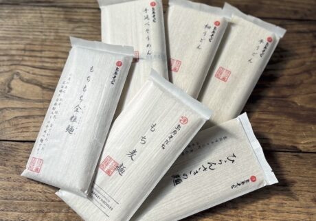 ひらんさきの麺、もちもち全粒麺、もち麦麺、素麺など、10袋入り￥5,200～。毎月下旬に販売。詳細はInstagram（[hidefeed]@izaki_men[/hidefeed]）で確認を。[hidefeed]https://shimabara.cc[/hidefeed]