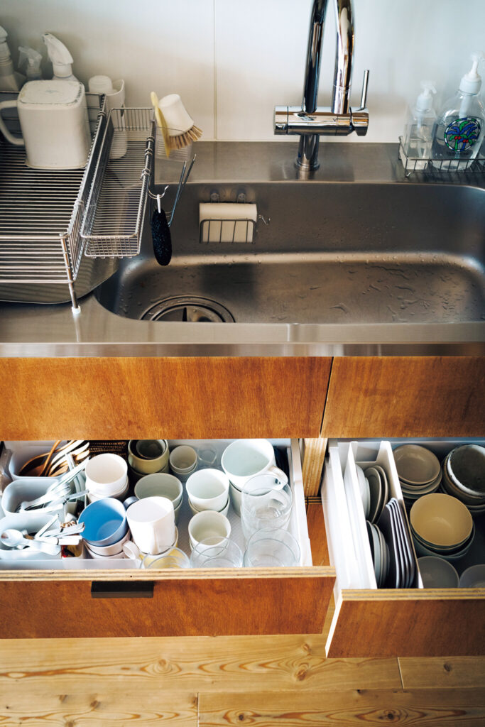 TIPS 20 出し入れの多いものは 引き出し収納に。整理収納コンサルタント、本多さおりさんの、 少ないアクション、思いつきで掃除しやすい台所。