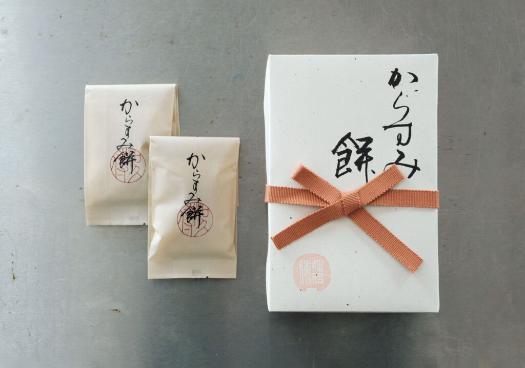 『紫野和久傳』のからすみ餅 

創業150年余の京都の料亭の味をお取り寄せできるブランド『』。からすみ餅は、やわらかく仕上げたからすみを、きめ細かなのし餅で包んだもの。「お餅の中にからすみがぎっしり。この時季しか買えないのでいつも心待ちにしています。ここ数年でハマったお気に入りのお取り寄せ。両面に焼き色がつくくらいにあぶって、そのまま食べてももちろんおいしいですが、雑煮に入れたり、野菜の煮浸しと合わせたり、いろいろアレンジできるのもいい」。料亭でも手作りするほどこだわっているからすみは、出世魚の卵で縁起物でもあることから年始の贈り物としても。木箱入り。冷蔵で、消費期限は3日（北海道、沖縄、東北、九州の一部、離島への場合は2日）。販売期間は10〜1月下旬まで。からすみ餅（5枚入り）￥8,424。

▶︎HOW TO ORDER オオンラインショップから。電話、ファクスによる注文もあり。
https://shop.wakuden.kyoto