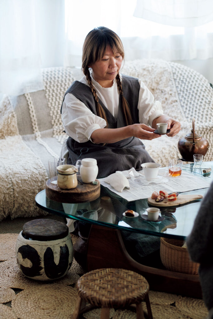 茶道具や茶器もたくさん持っている福田さん。最近、台湾茶の茶事を習っている。