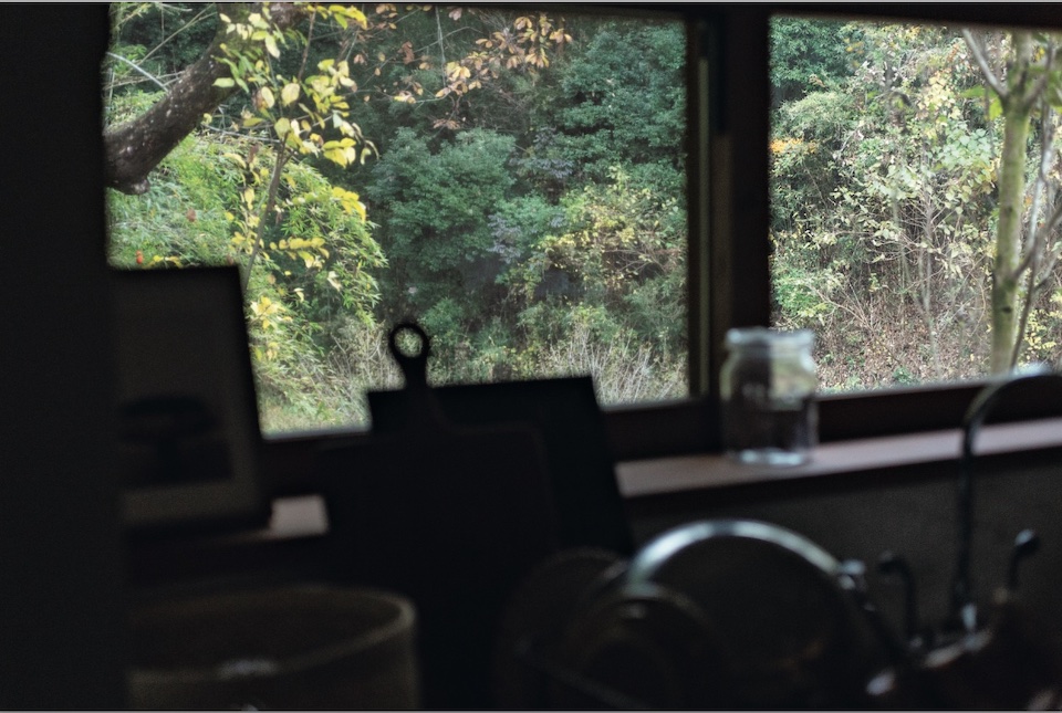 自宅キッチンからの眺め。自然光 が入り、風景を眺められる窓はキッチンに必須。