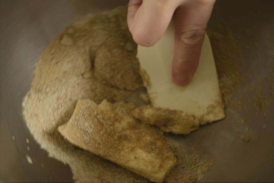 2.ボウルにバターときび砂糖と黒糖と塩を入れ、ゴムベラで押しながらなじませる。