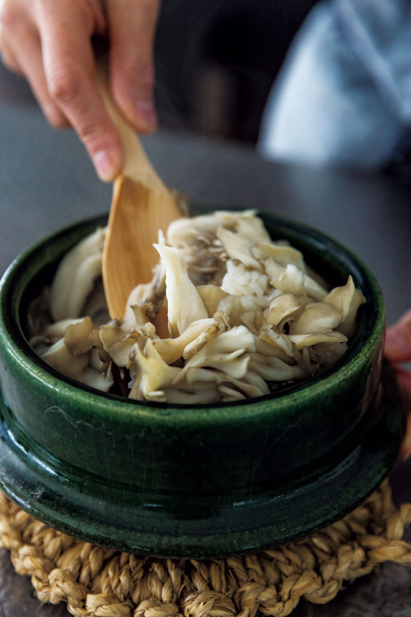 マイタケの炊き込みご飯。白米と水とマイタケだけで炊き上げる。食べるときに少量の塩やゴマ油をかけてもいいし、ちりめんじゃこと一緒に食べるのもおすすめ。,ウー・ウェン,料理研究家 | マイタケの炊き込みご飯。白米と水とマイタケだけで炊き上げる。食べるときに少量の塩やゴマ油をかけてもいいし、ちりめんじゃこと一緒に食べるのもおすすめ。