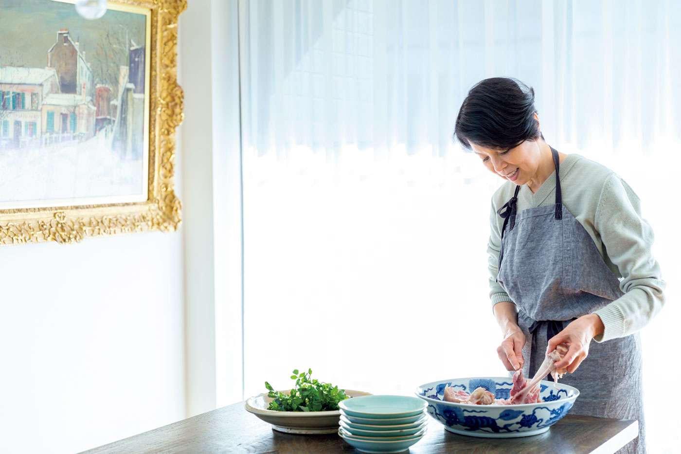 アイスバインはドイツを代表する家庭料理。塩漬けになっているので、塩抜きする感覚で、茹でるだけ。塩味がついているので調味料を加えなくてもそのまま食べられる。,ウー・ウェン,料理研究家 | アイスバインはドイツを代表する家庭料理。塩漬けになっているので、塩抜きする感覚で、茹でるだけ。塩味がついているので調味料を加えなくてもそのまま食べられる。