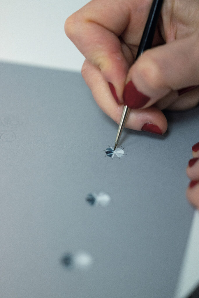 「デザインから模型制作まで」の講座では、グワッシュ（不透明な水彩絵の具）でダイヤモ ンドを描く練習も。細かい線や点で立体感や輝きを出し、ジュエリーを二次元で表現。