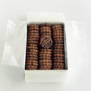 菓子研究家・福田理香さんのお取り寄せ。食いしん坊32人がそっと取り寄せている、全国の名品。14坂田阿希子が故郷・見附市にて手がける発酵バターたっぷりのバタークッキー缶。即完売の人気ぶり。約40枚入り￥6,500 (送料込み) 。https://bonjourkuchibue.com | 坂田阿希子が故郷・見附市にて手がける発酵バターたっぷりのバタークッキー缶。即完売の人気ぶり。約40枚入り￥6,500（送料込み）。https://bonjourkuchibue.com