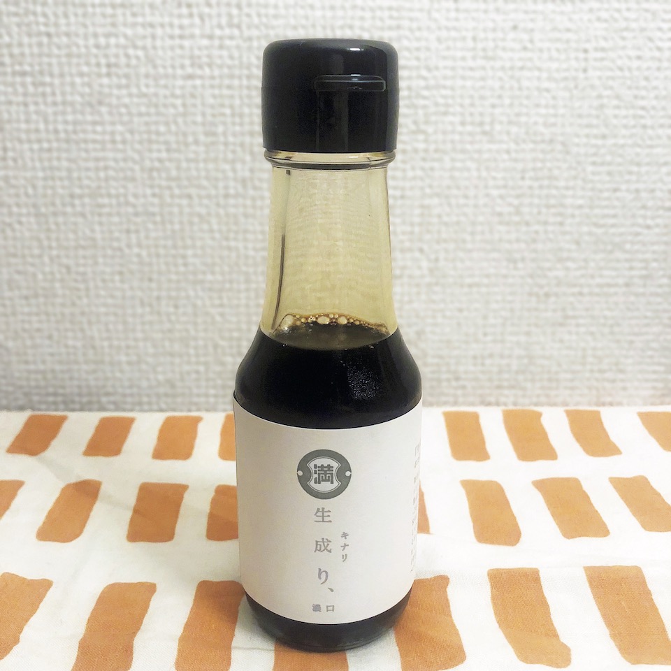 精神科医・星野概念さんのお取り寄せ。<i>食いしん坊32人がそっと取り寄せている、全国の名品。14</i>福岡県の糸島で「満たされる、満足していただけるものづくり」をモットーに醸造を行う。生成り 濃口 100㎖ ￥515。<a href="https://www.mitsuru-shoyu.com">www.mitsuru-shoyu.com</a>