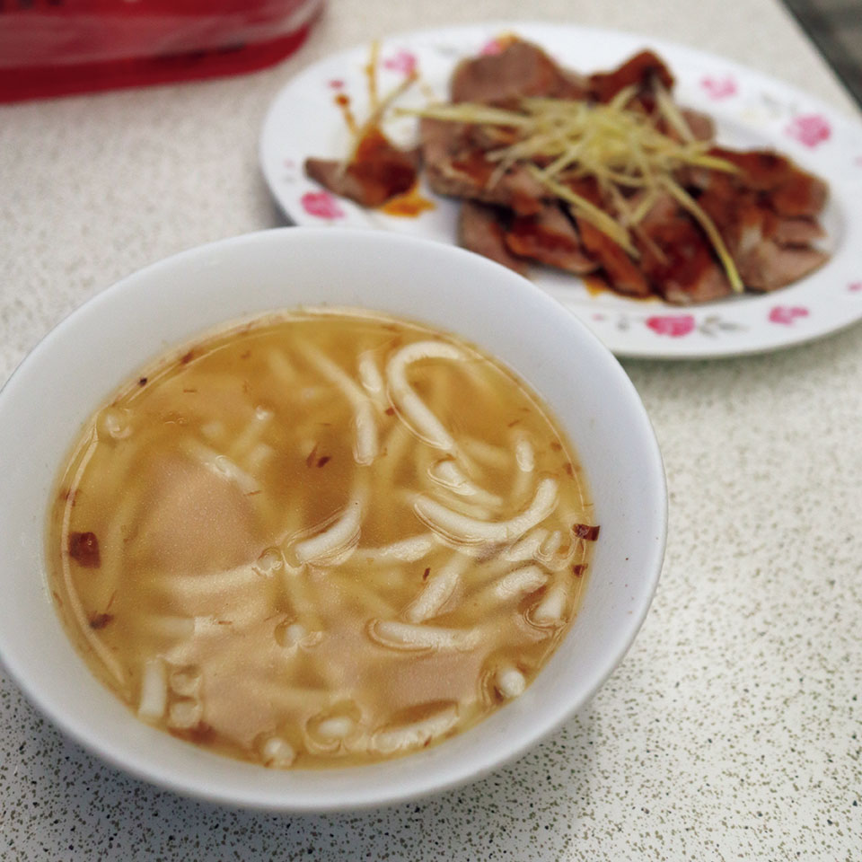 米苔目のスープ15元、「嘴邊肉」60元。スープはお代わりできる。米粉から作られたもっちり麺、米苔目のスープ。<i>&Taipei 台北の朝ごはん </i>