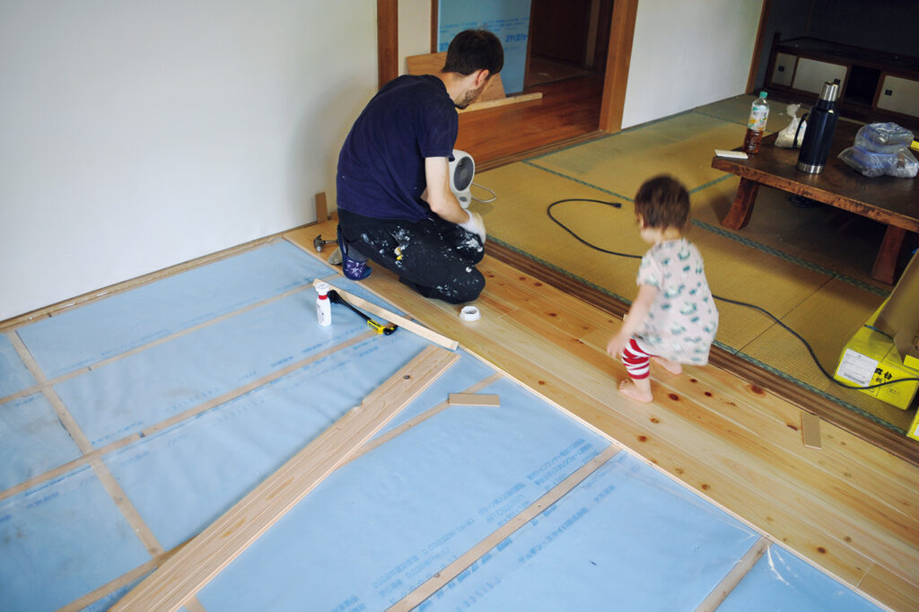 DKの改装を経て慣れてきたこともあり、畳からスギ板への張り替えは1日で。青いのは断熱材でネット購入も可能。