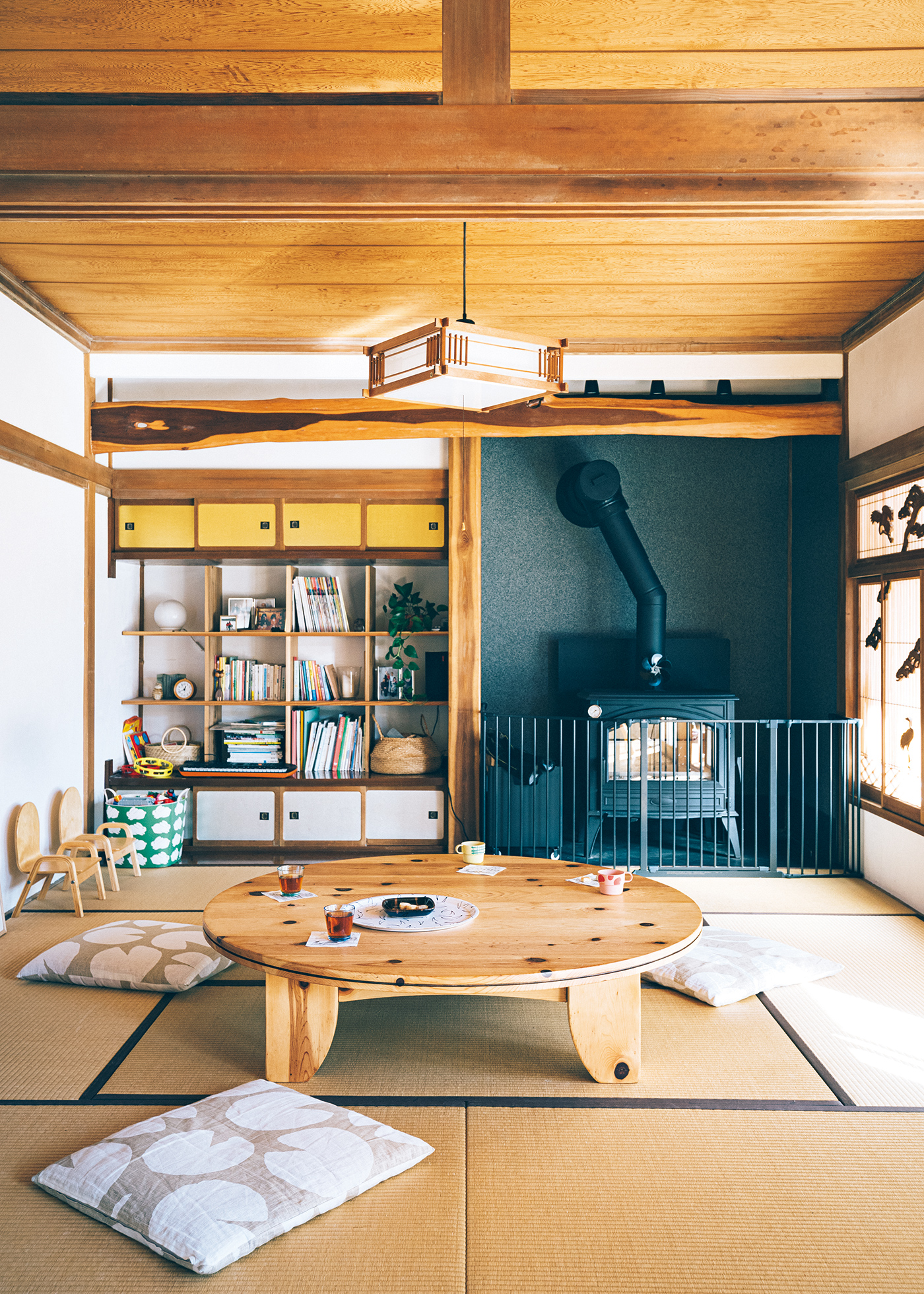 ストーブの右手、組子に装飾が施された障子は以前からあったもので、家の”個性”だからと残した。ちゃぶ台のような〈アクタス〉の「F1テーブル」はメルカリで入手して。北欧 DIY改装 北欧、暮らしの道具店 イケア 『北欧で見つけた気持ちが軽くなる暮らし』 (ワニブックス) 、『家族が笑顔になる 北欧流の暮らし方』 (オレンジページ) 桒原さやか フリーライター・エッセイスト オリバー・ルンドクイスト | ストーブの右手、組子に装飾が施された障子は以前からあったもので、家の”個性”だからと残した。ちゃぶ台のような〈アクタス〉の「F1テーブル」はメルカリで入手して。