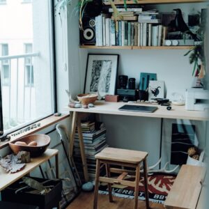 古い家を、楽しむ工夫。ブランドマーケティングディレクター・滝沢時雄さんの、変わる部屋、変わる自分。 | 部屋の一番奥、デッドスペースに作った滝沢時雄さん
の書斎。今の自分の脳内を表したような空間。