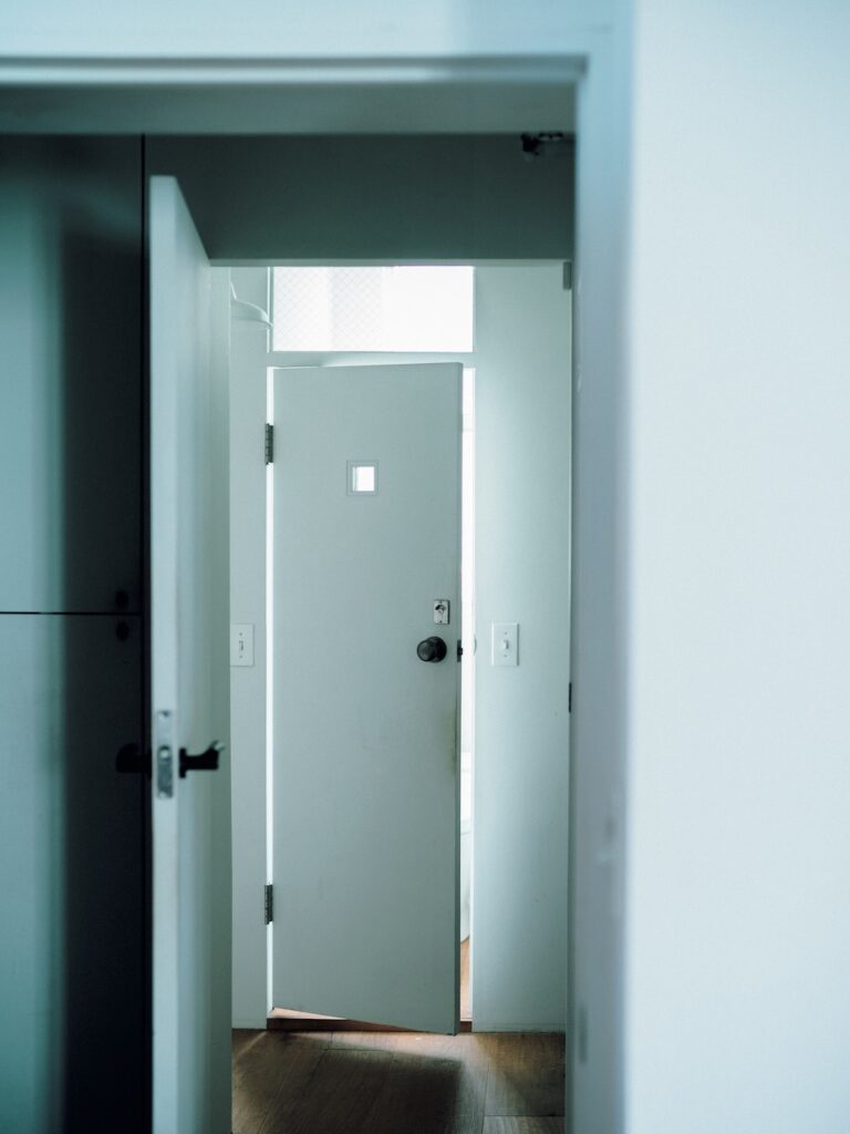 小さな窓が付いたトイレのドアは、もともとあったものに塗装だけ施した。古き良き昭和の部屋の雰囲気が気に入っている。