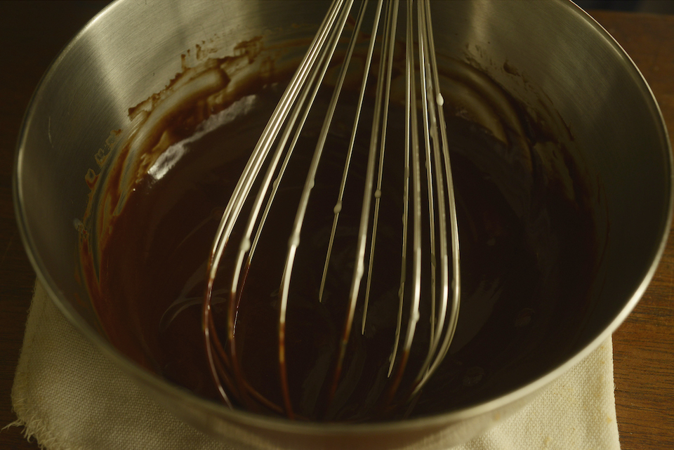 1.ボウルにチョコレートとバターを入れ、湯煎で溶かし泡立て器で混ぜたら、生クリームも加え混ぜる。
