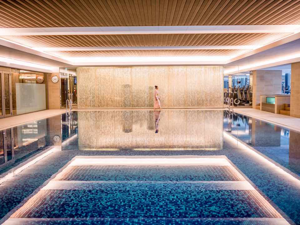 『インターコンチネンタルホテル大阪』の魅力のひとつが、充実したスパ＆フィットネスエリア。全長20メートルの屋内プールやまるで高級旅館の温泉のようなスパエリアを備える。