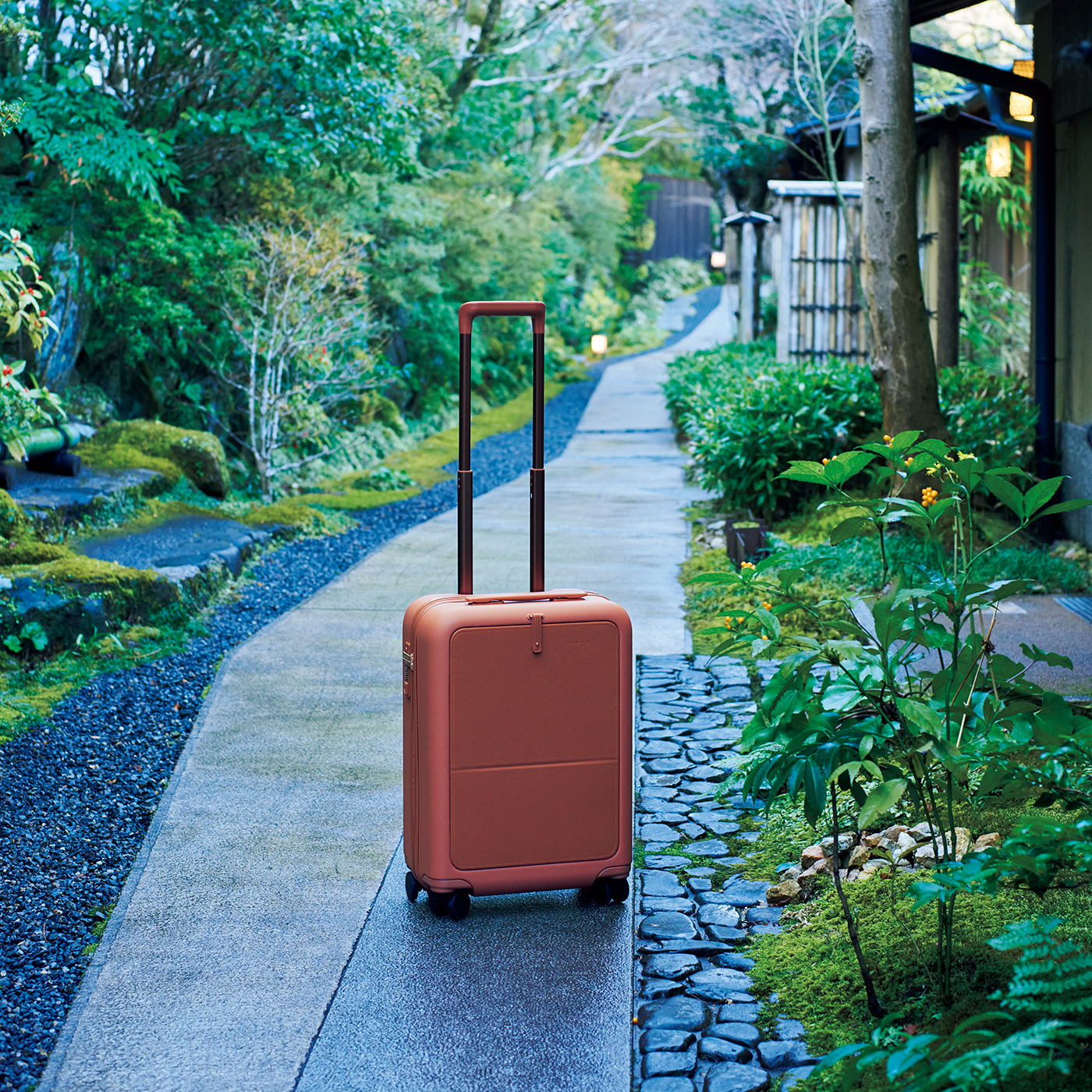機能的なデザインが嬉しい〈moln〉のスーツケースを旅の相棒に