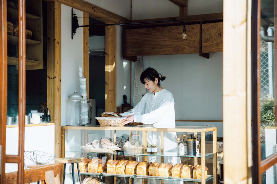 エンタ
アンティークの作業衣でパンを焼く吉原真由子さん。