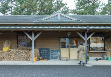 『オーガニック直売所 タネト』 (雲仙市千々石町丙2138-1) 。生産者と飲食店や食べ手を結ぶハブとして、県外からも多くの人が訪れている。