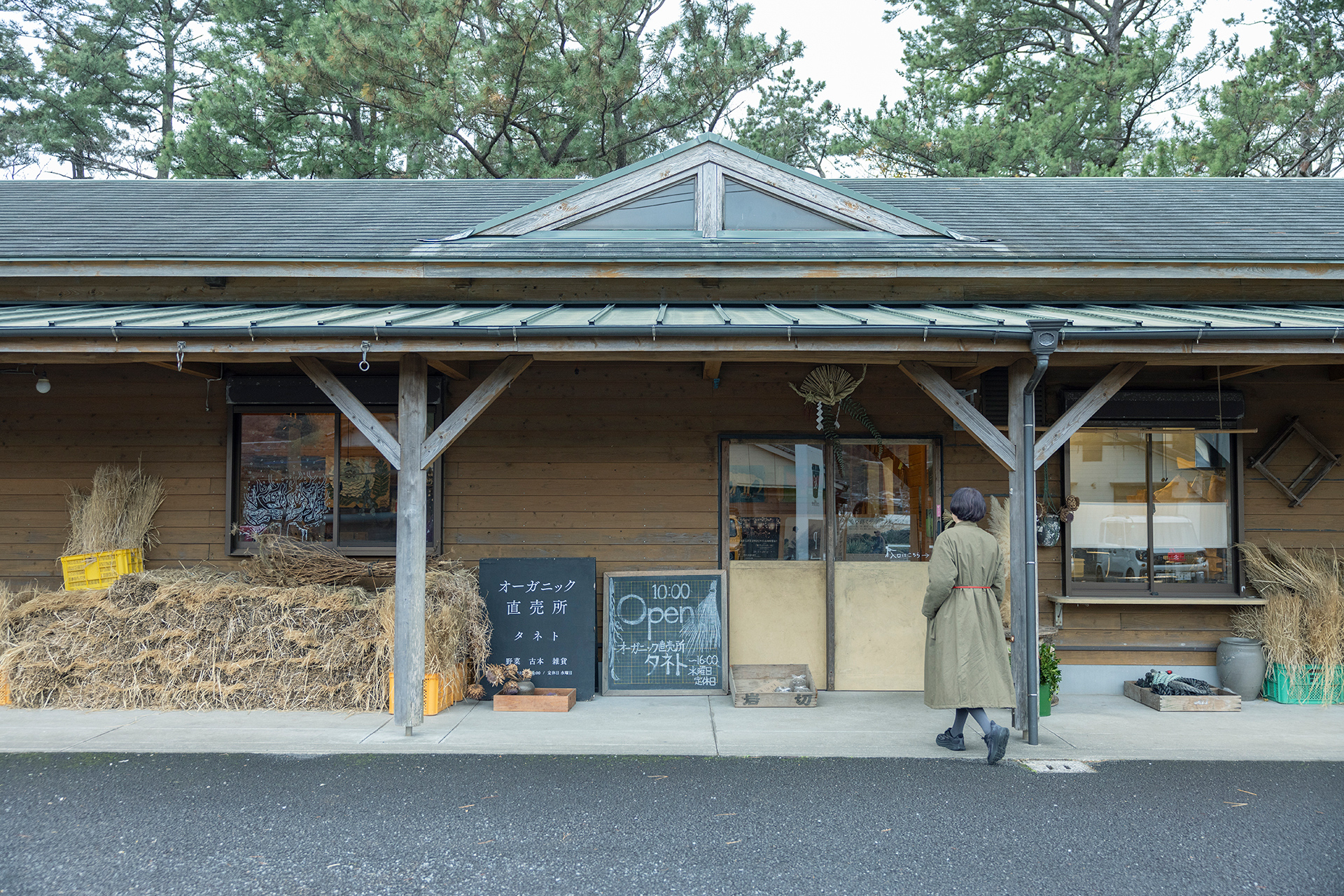 『オーガニック直売所 タネト』 (雲仙市千々石町丙2138-1) 。生産者と飲食店や食べ手を結ぶハブとして、県外からも多くの人が訪れている。