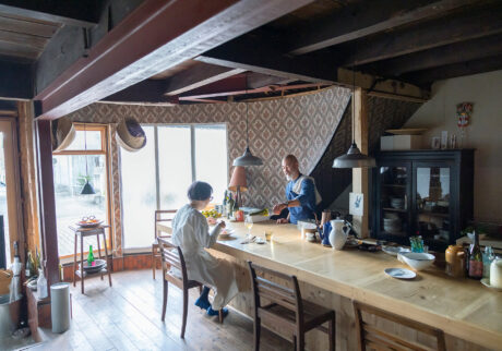 東京時代から親交のある二人。福田さんは原川シェフから雲仙の野菜の四季や、温泉街のおいしいもの情報を聞きながら食事を楽しんだ。