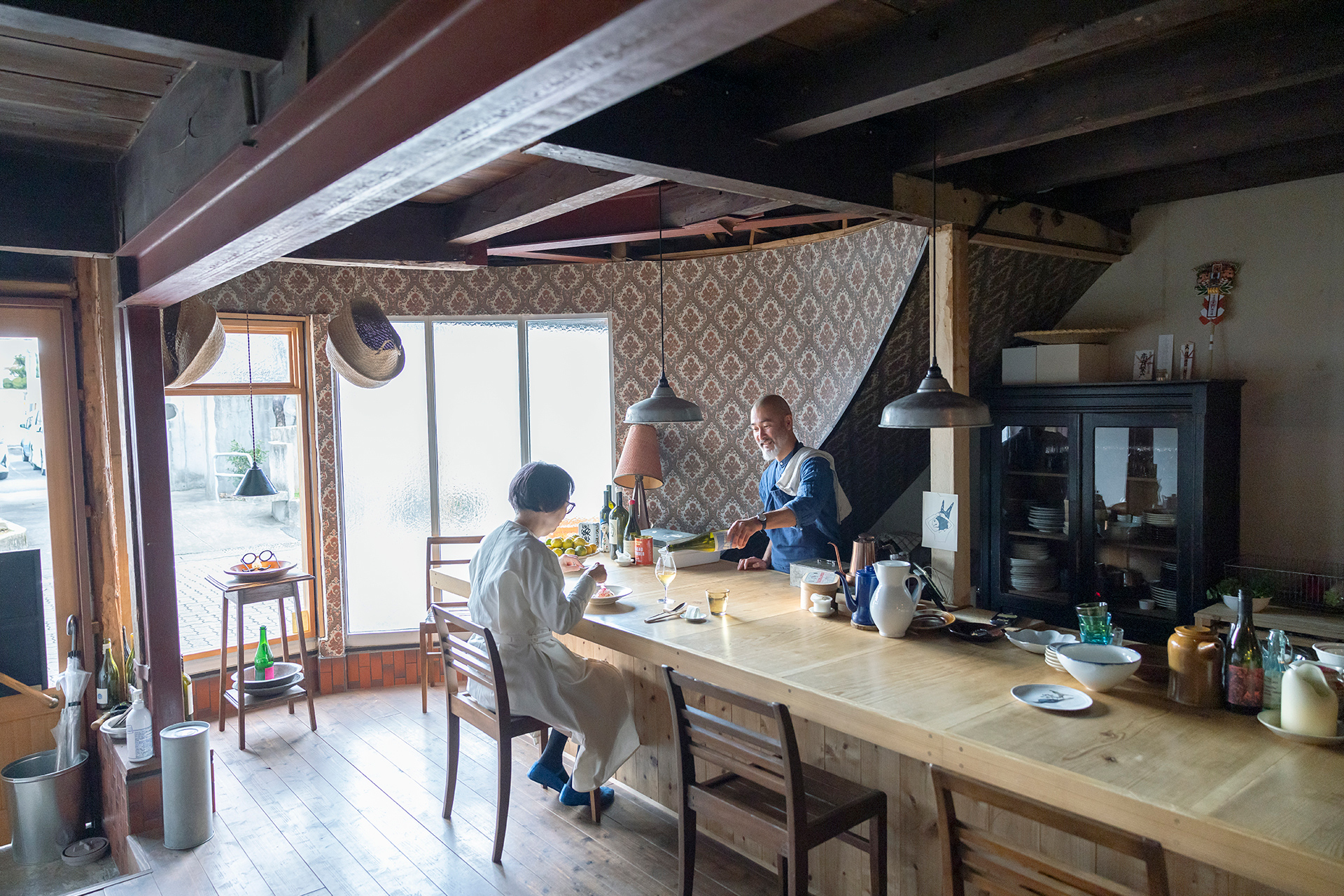 東京時代から親交のある二人。福田さんは原川シェフから雲仙の野菜の四季や、温泉街のおいしいもの情報を聞きながら食事を楽しんだ。