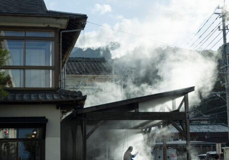 木造三階建ての小さな宿だが、勢いよく上がる蒸気が目印。『湯宿 蒸気家』 (小浜町北本町14-7) は小浜温泉のランドマーク。