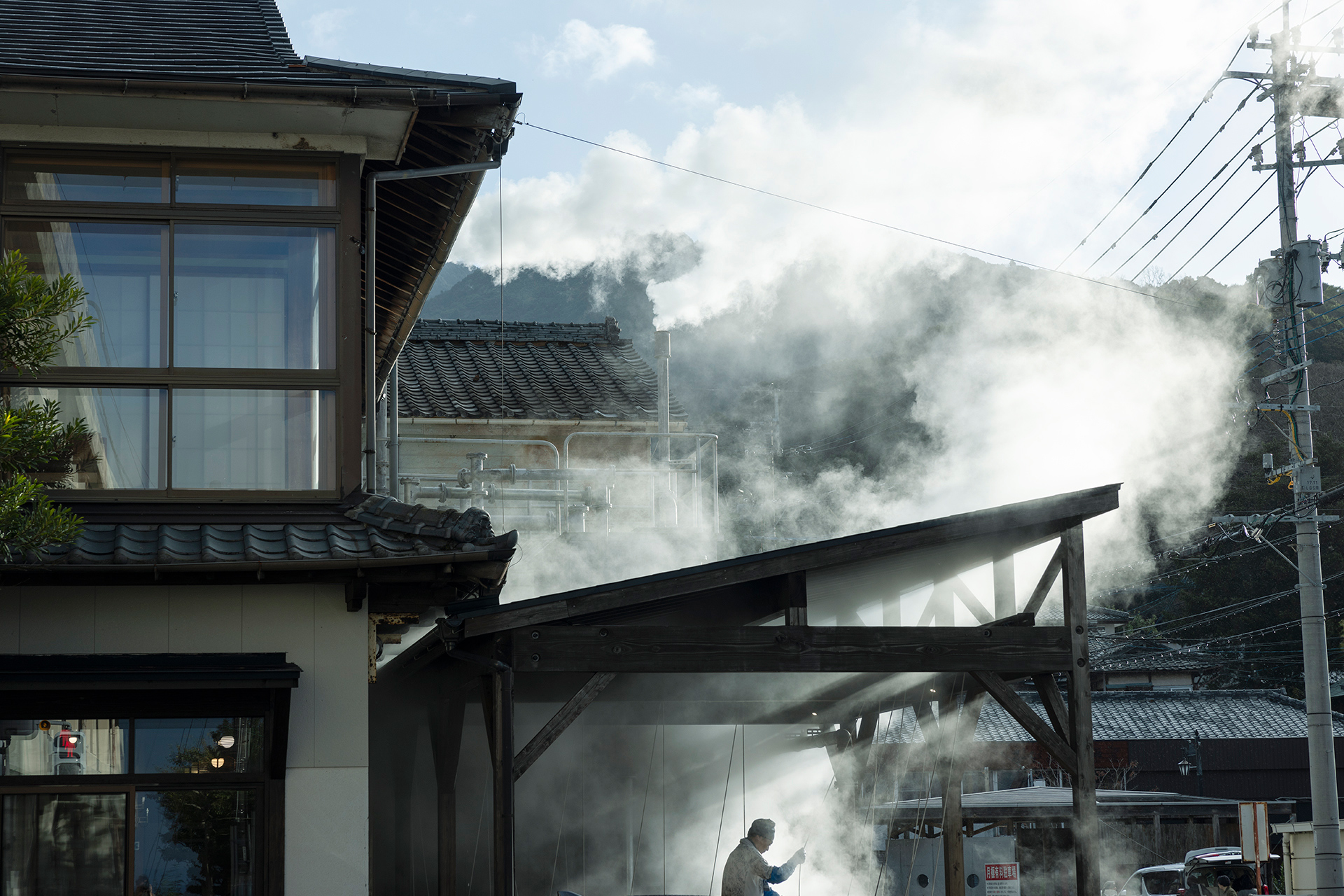 木造三階建ての小さな宿だが、勢いよく上がる蒸気が目印。『湯宿 蒸気家』 (小浜町北本町14-7) は小浜温泉のランドマーク。