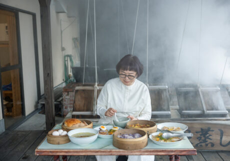 湯気に包まれて、念願の”蒸し釜”料理を楽しむ福田さん。「自宅の蒸し器では真似ができない、ここだけのおいしさです」