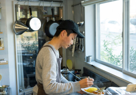 小浜温泉に2018年にオープンしたスパイスカレーと自家焙煎コーヒーの店『カレーライフ』 (小浜町北本905-29) 。