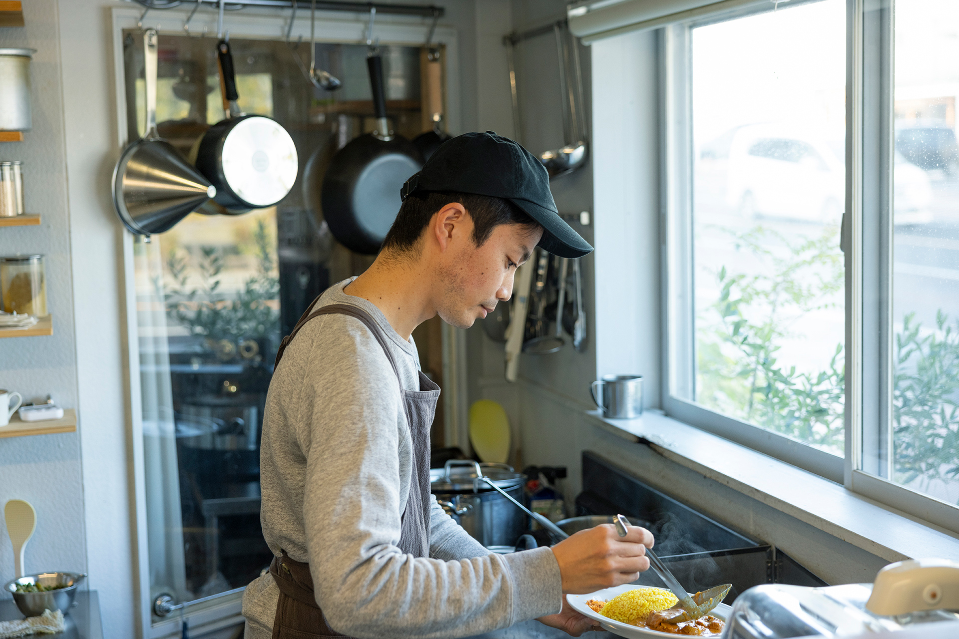 小浜温泉に2018年にオープンしたスパイスカレーと自家焙煎コーヒーの店『カレーライフ』 (小浜町北本905-29) 。