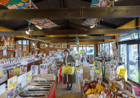 「どんな商品について尋ねても、即座に丁寧に答えてくださる店の方、リスペクト！」と、福田さん。ここでも大量の買い物を。