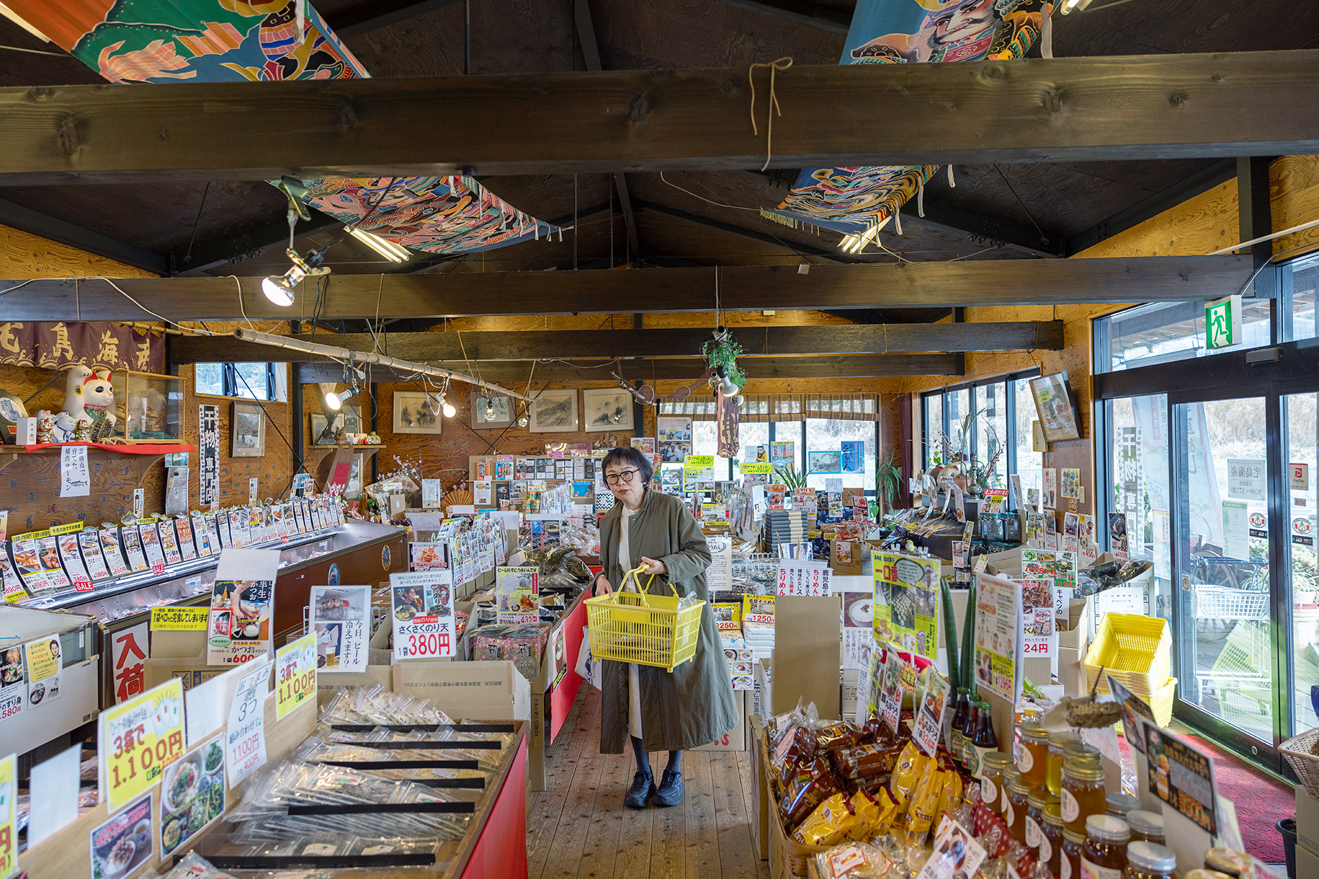 「どんな商品について尋ねても、即座に丁寧に答えてくださる店の方、リスペクト！」と、福田さん。ここでも大量の買い物を。