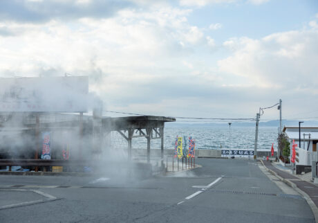 海と湯気が織りなす小浜温泉ならではの風景。公共浴場や足湯が連なる。