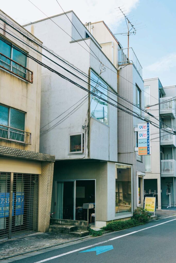 左から2 軒目が西川さん＆坂爪さんの地上3 階建ての家。商店街からつながる道に面している。
