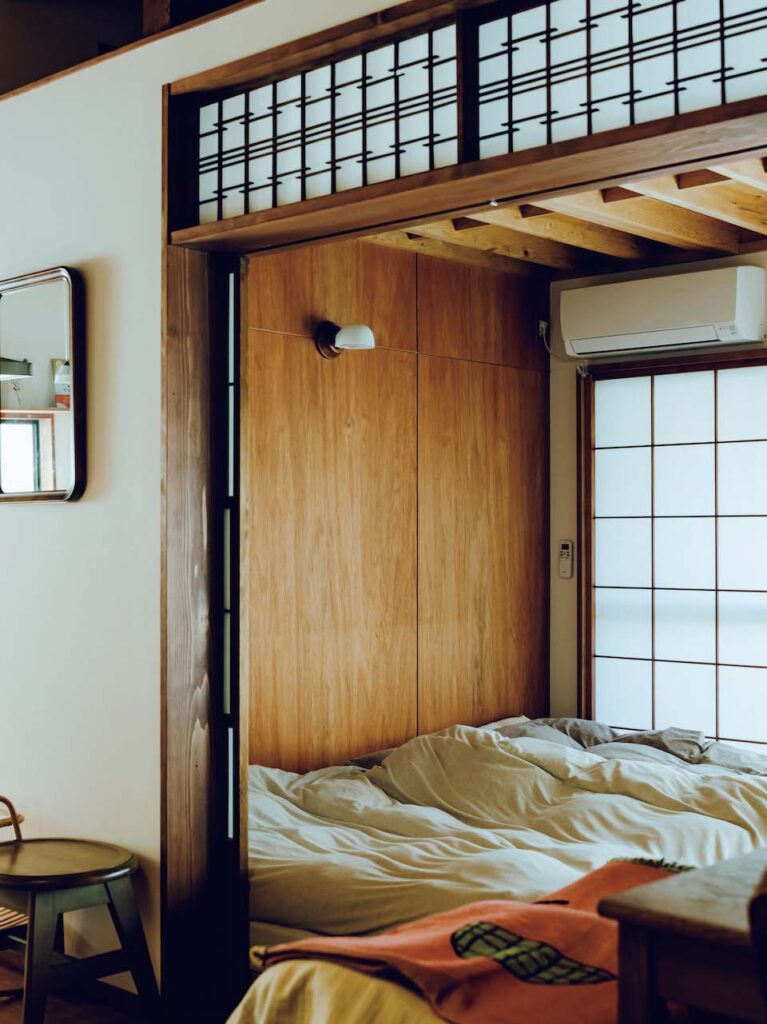 美作天地さん、翔子さんの寝室。欄間は元々あったものを残した。障子を通して入る柔らかな光が気持ちいい。