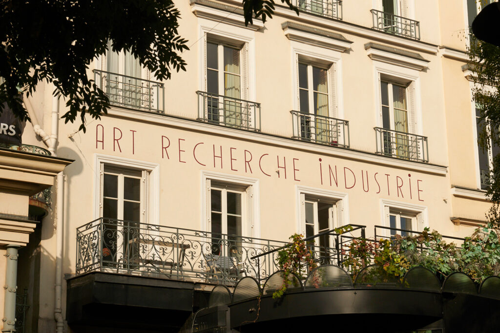 ラムダンの才能が発揮された、パリの建物のファサード。