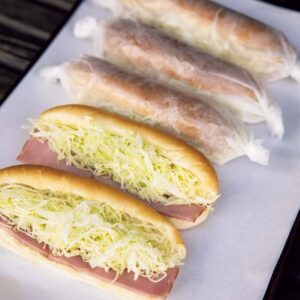 まるき製パン所 パン好きが集う街・京都で、新旧の名店を訪れる_定番編 | まるき製パン所
昭和22年創業時から続くハムロール￥190は一番人気。当初は、現在のポークではなく、魚肉のハムを挟んでいたのだとか。